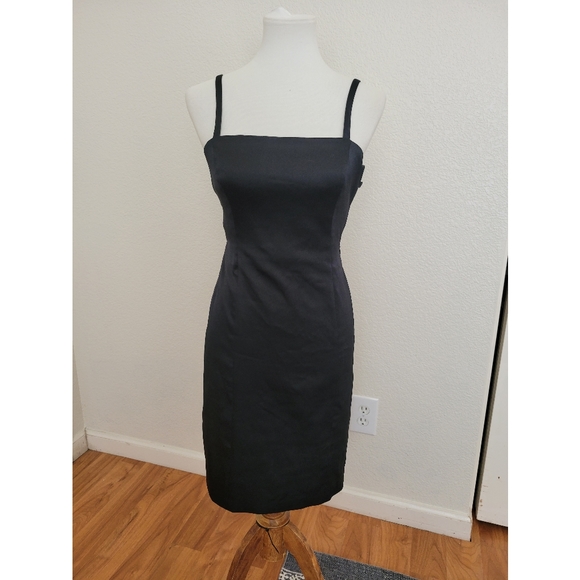 Womens Laundry mini black dress with open back with design. No size tag - Picture 4 of 10